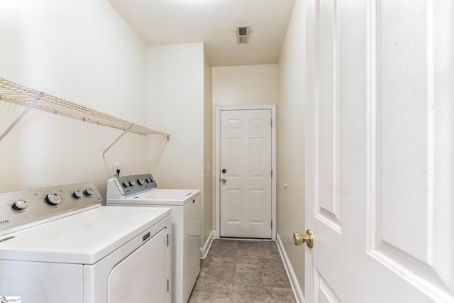 laundry area featuring laundry area, visible vents, baseboards, and washing machine and clothes dryer