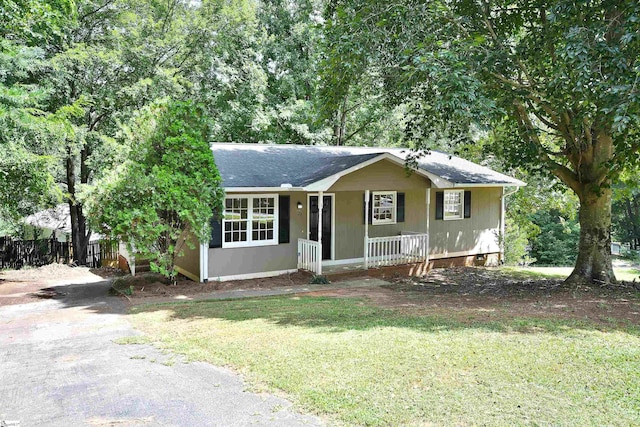 view of front of home featuring a front lawn