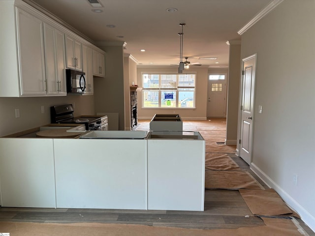 interior space featuring ceiling fan, ornamental molding, and light hardwood / wood-style flooring