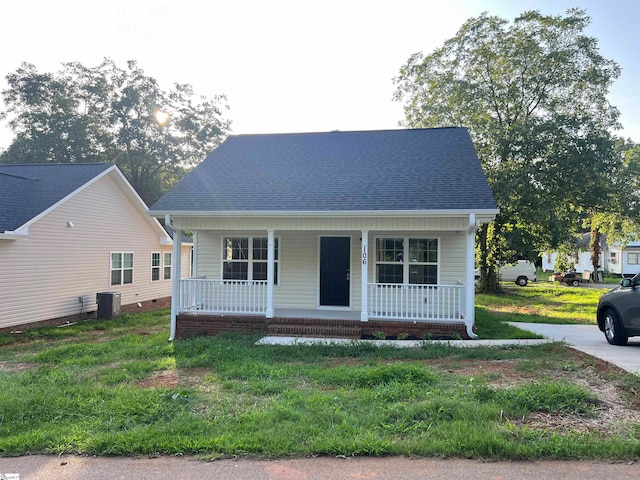 view of front facade with covered porch and a front yard