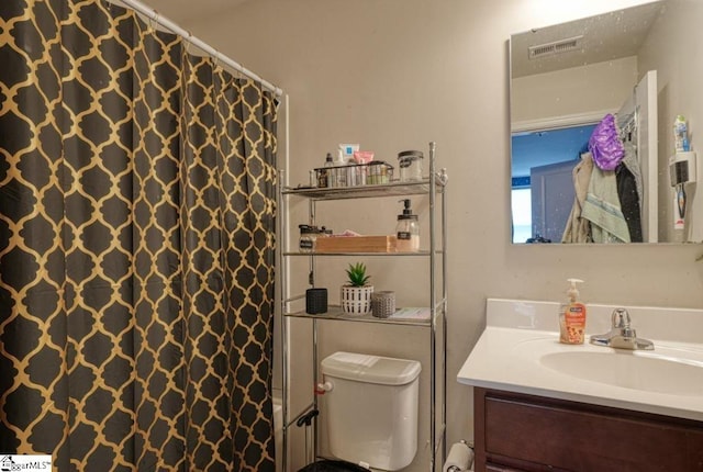 full bath with a shower with curtain, toilet, and vanity