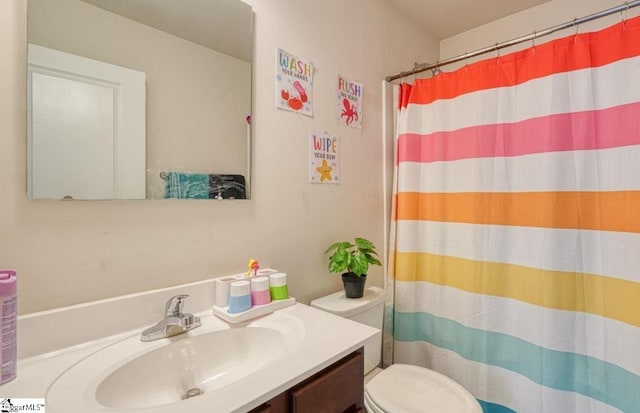 full bathroom with toilet, a shower with shower curtain, and vanity