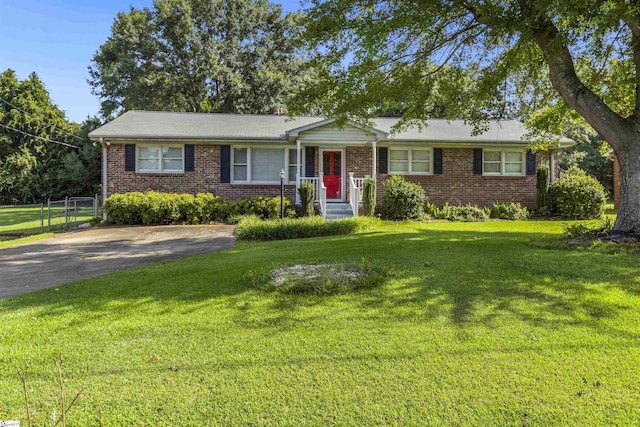 single story home featuring a front lawn