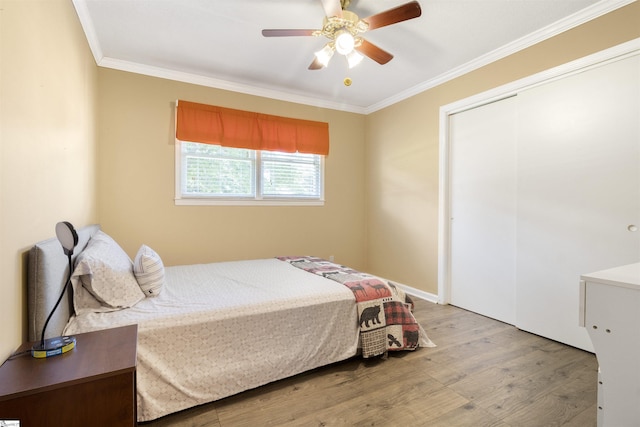 bedroom featuring crown molding, a closet, ceiling fan, and light hardwood / wood-style flooring