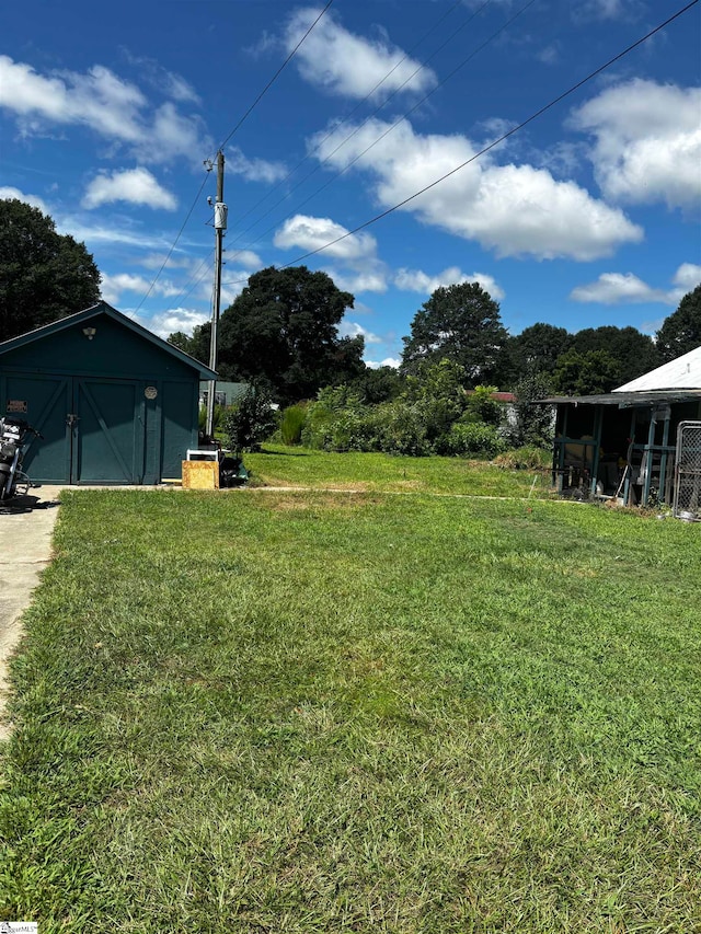 view of yard featuring an outbuilding