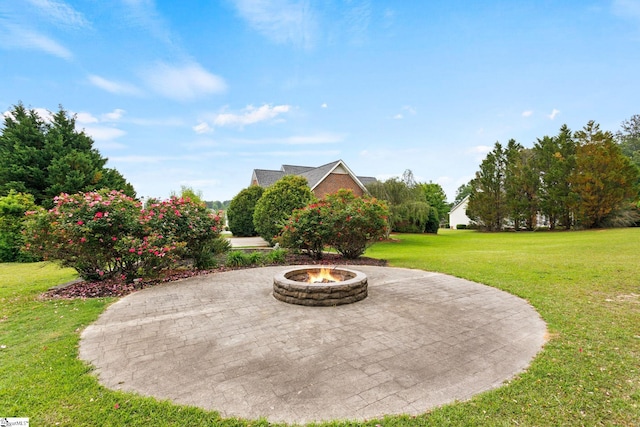 view of patio with an outdoor fire pit