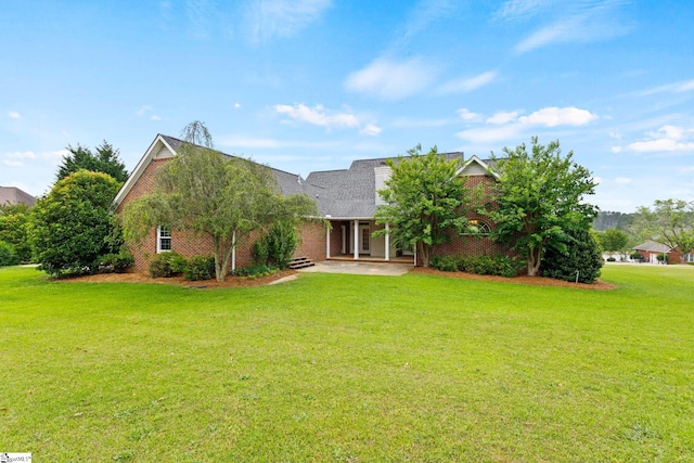 view of front of property with a front yard