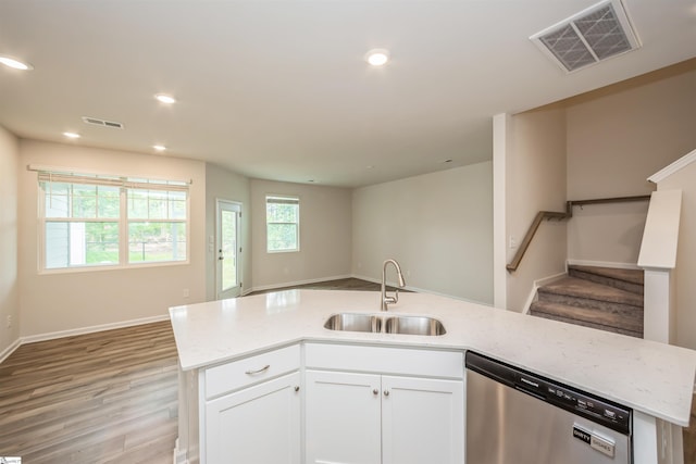 kitchen featuring a kitchen island with sink, light wood-type flooring, sink, and dishwasher