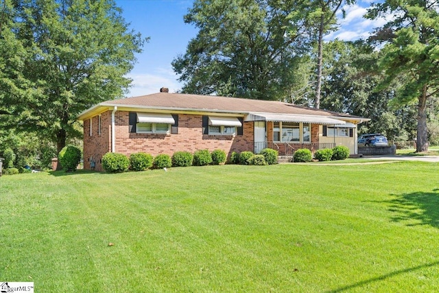 ranch-style home featuring a front lawn