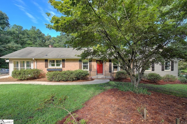 view of front of home featuring a front lawn