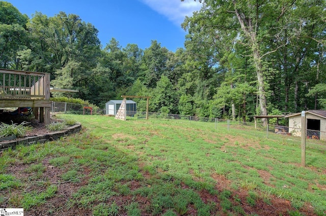 view of yard featuring a storage unit