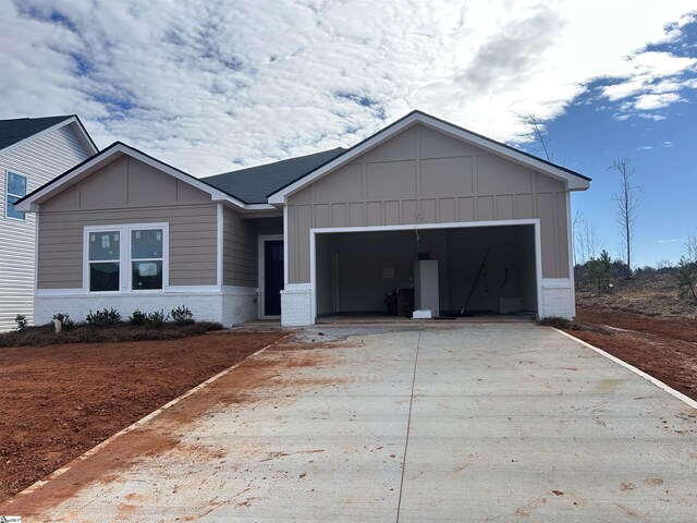 view of front of property featuring a yard and a garage