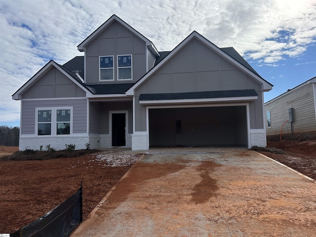 view of front of property featuring a lawn