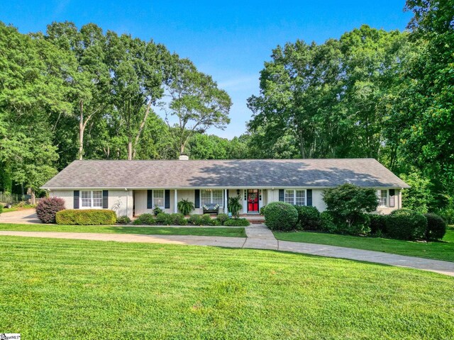 ranch-style house featuring a front yard