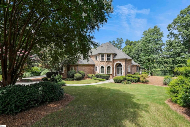 view of front of property featuring a front lawn