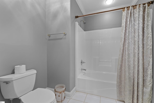 full bathroom with tile patterned flooring, toilet, baseboards, shower / bath combo with shower curtain, and crown molding