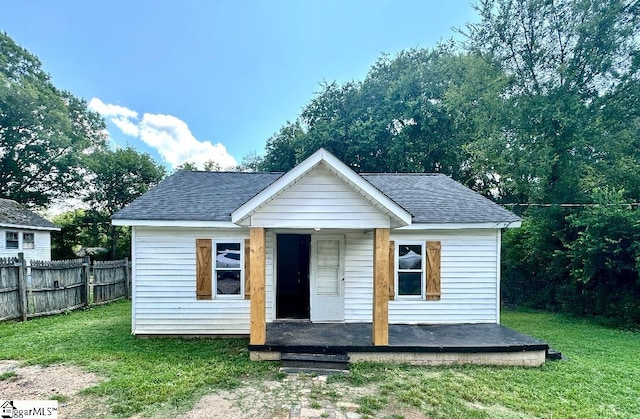 view of front of home featuring an outdoor structure and a front yard