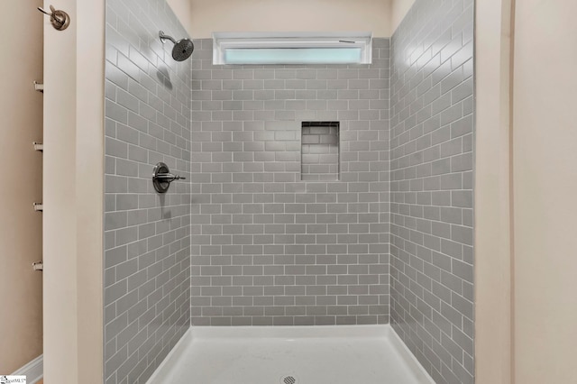 bathroom featuring a tile shower