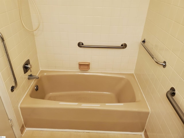 bathroom with tiled shower / bath combo