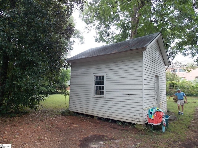 view of side of property featuring an outdoor structure