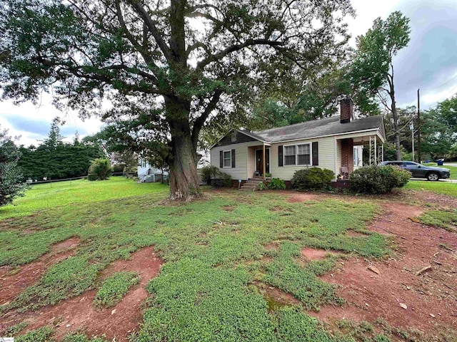 view of front of home featuring a front lawn