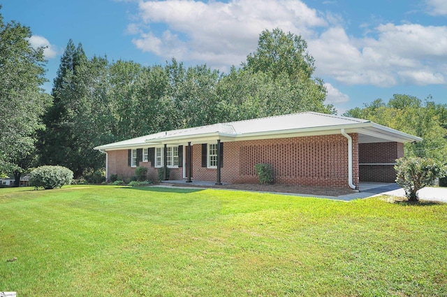 single story home with a front lawn