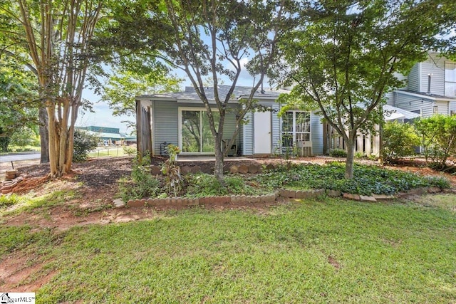 view of front facade with a front yard