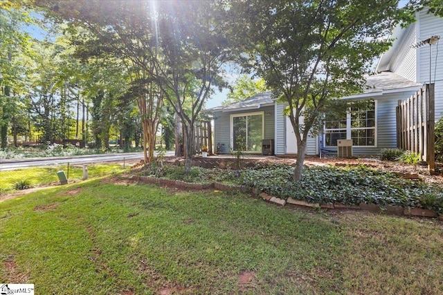 view of front of property featuring a front lawn