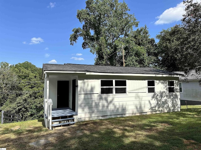 view of front of property featuring a front yard