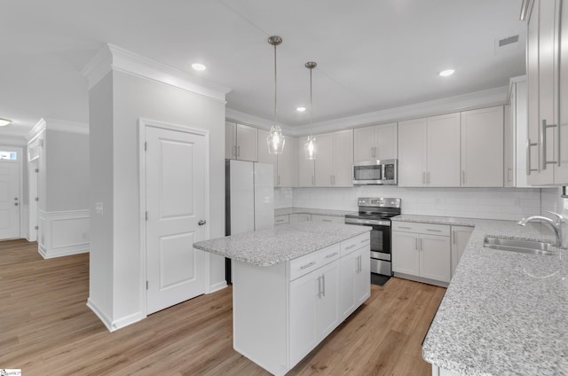 kitchen with sink, tasteful backsplash, light hardwood / wood-style floors, and stainless steel appliances