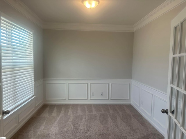 unfurnished room featuring carpet and ornamental molding