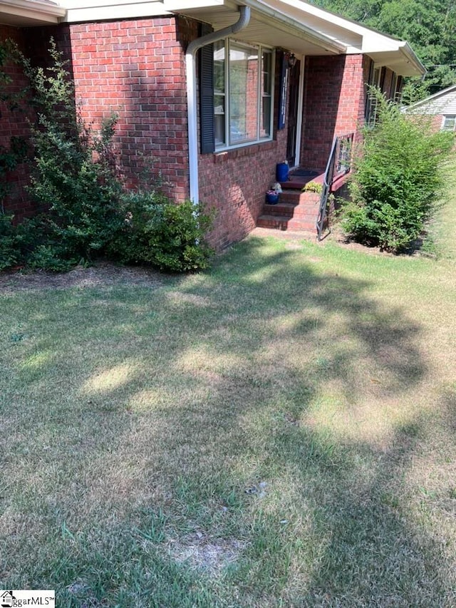 view of front of property featuring a front yard