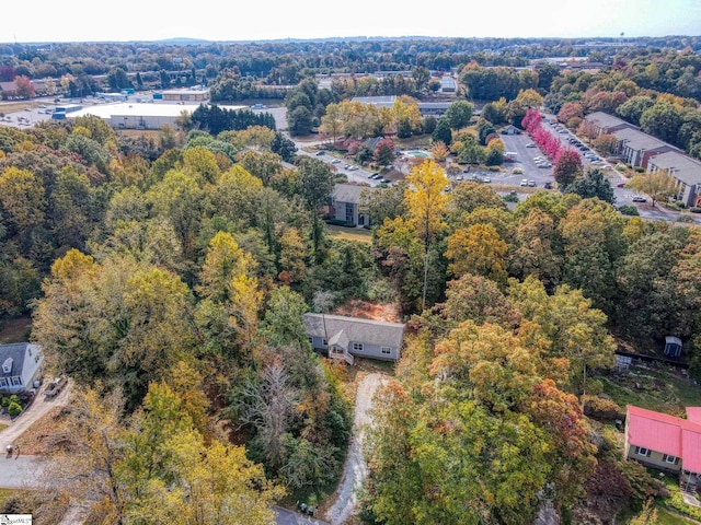 birds eye view of property featuring a forest view