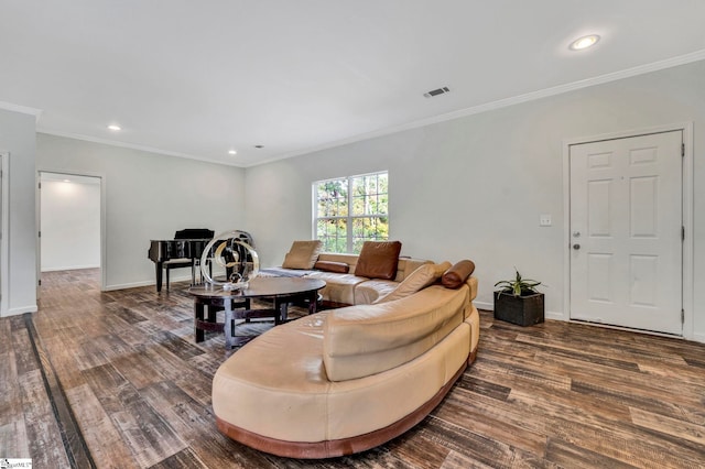 living room with baseboards, visible vents, wood finished floors, and recessed lighting