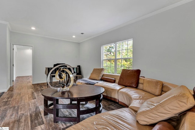 living room with baseboards, recessed lighting, wood finished floors, and crown molding