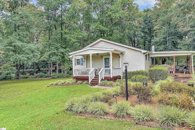 view of front of property featuring covered porch and a front yard