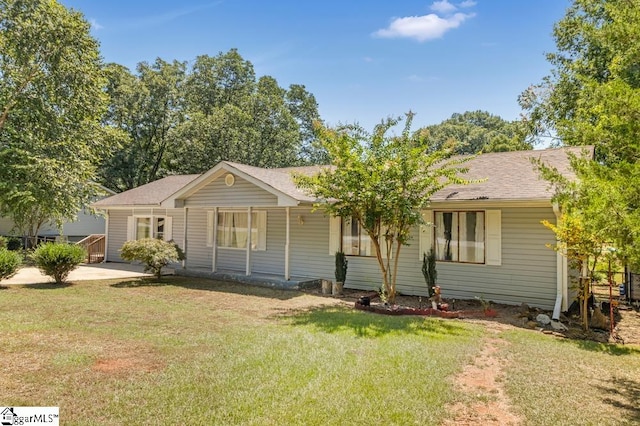 single story home featuring a front yard