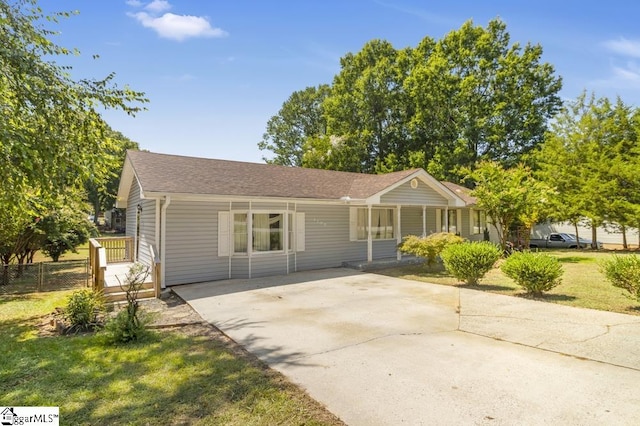 ranch-style home with a front yard