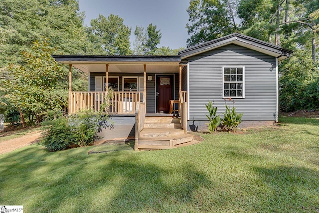 view of front of property featuring a porch and a front lawn