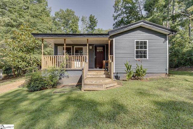 view of front of house with covered porch and a front lawn