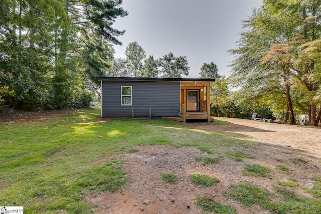 view of front of house with a front lawn