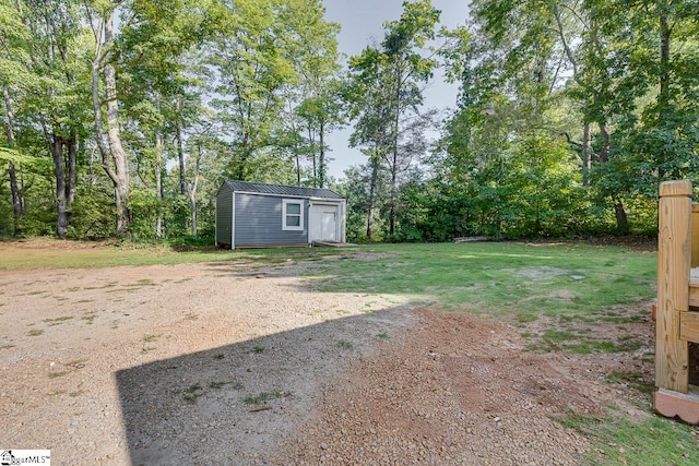 view of yard featuring a shed