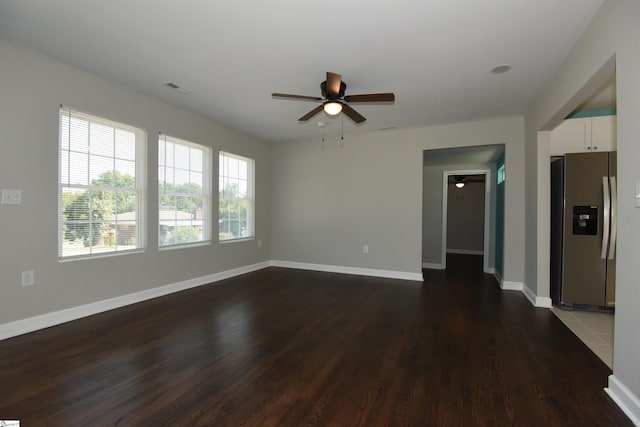 unfurnished room with dark wood-type flooring and ceiling fan