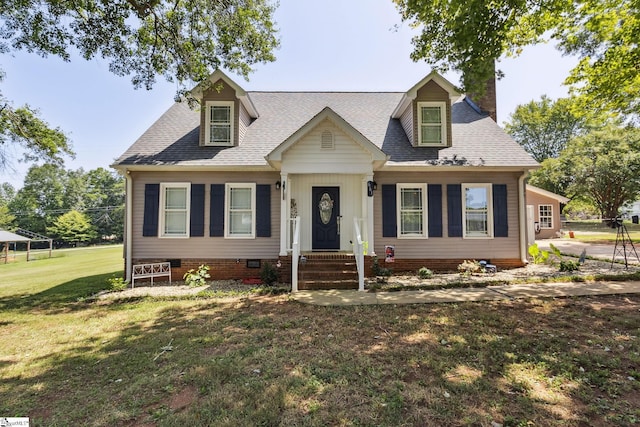 cape cod-style house featuring a front yard