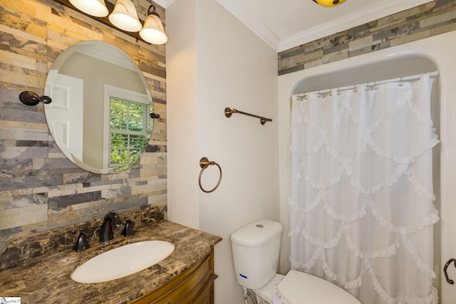 bathroom featuring curtained shower, backsplash, crown molding, toilet, and vanity