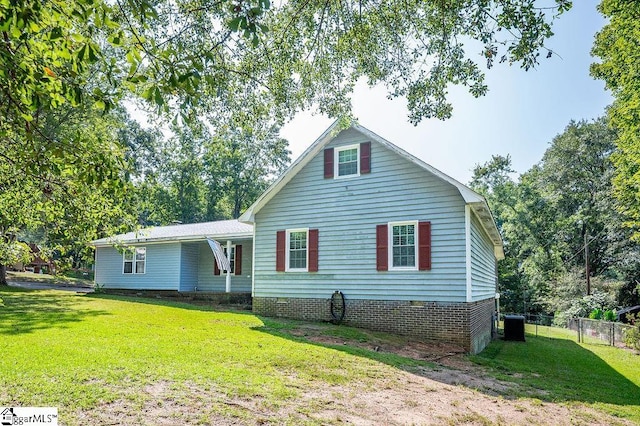 view of front of house with a front lawn