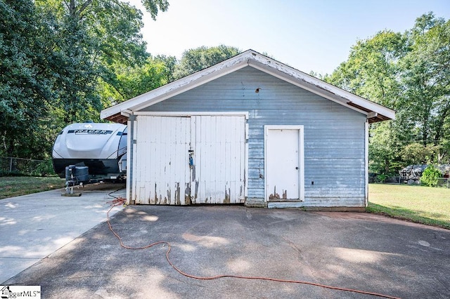 view of outbuilding featuring a yard