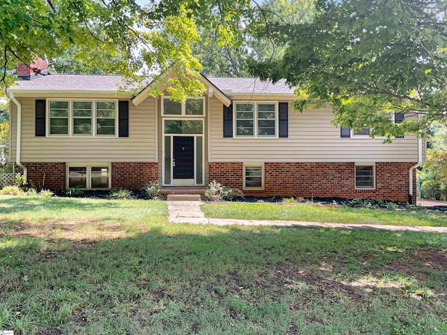 split foyer home with a front yard