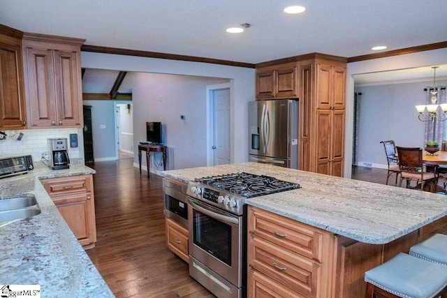 kitchen with a notable chandelier, backsplash, decorative light fixtures, stainless steel appliances, and dark hardwood / wood-style floors