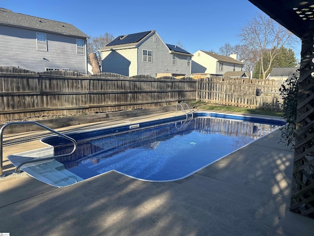 view of swimming pool